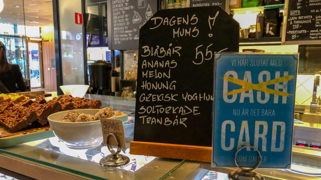  O café Urban Deli em Estocolmo não aceita mais dinheiro em nenhuma transação. 